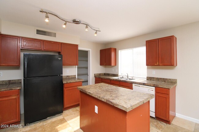 Building Photo - 754 E Kesler Ln