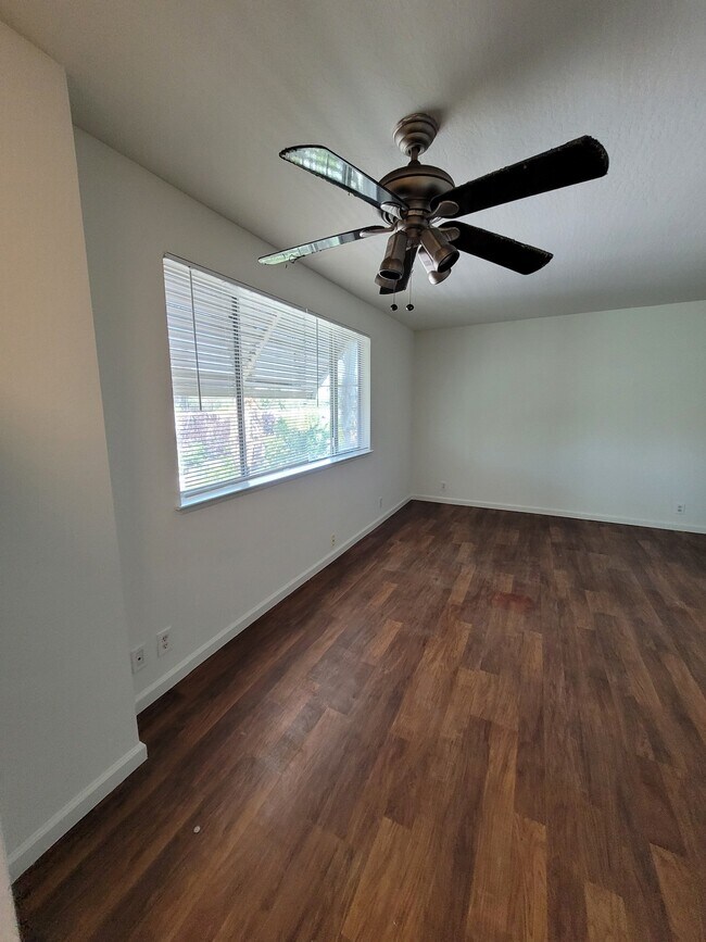 Building Photo - 994 Harliss Ave