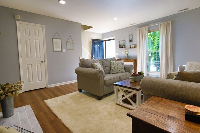 Building Photo - UPDATED CONDO IN THE HEART OF BRENTWOOD . ...