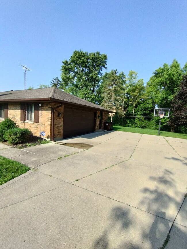 Building Photo - Space & Elegance