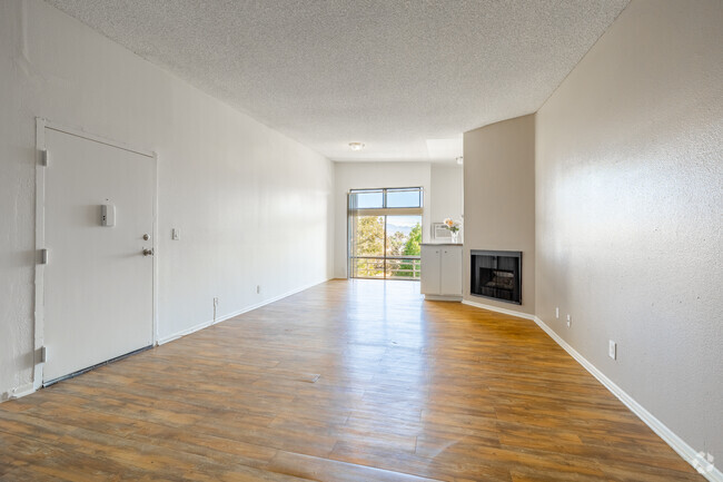 1BR, 1BA - 1,000SF - Sun Terrace