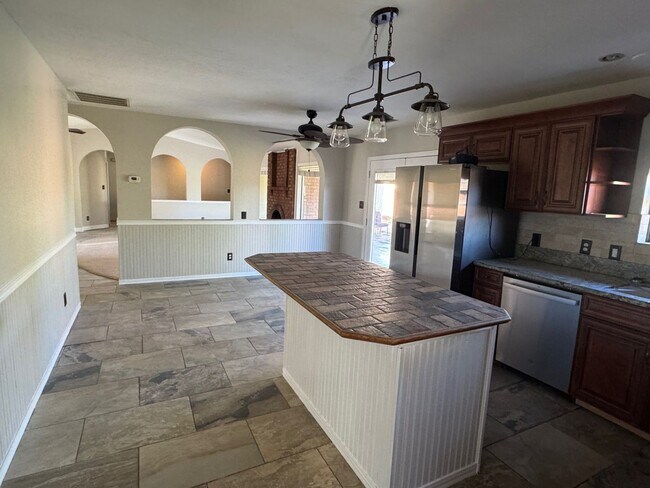 Building Photo - 4 Bed 2.5 Bath Home for Rent