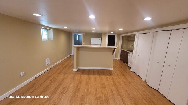 Foto del edificio - 915-915 NE Roselawn St