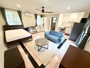 Building Photo - 2935 Woodlawn Ave