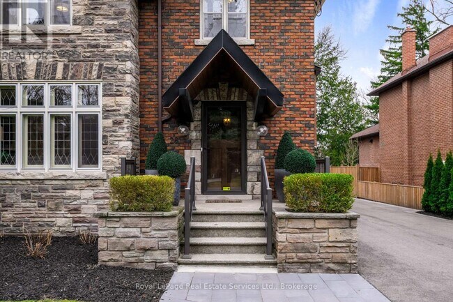 Photo du bâtiment - 28 Thompson Ave
