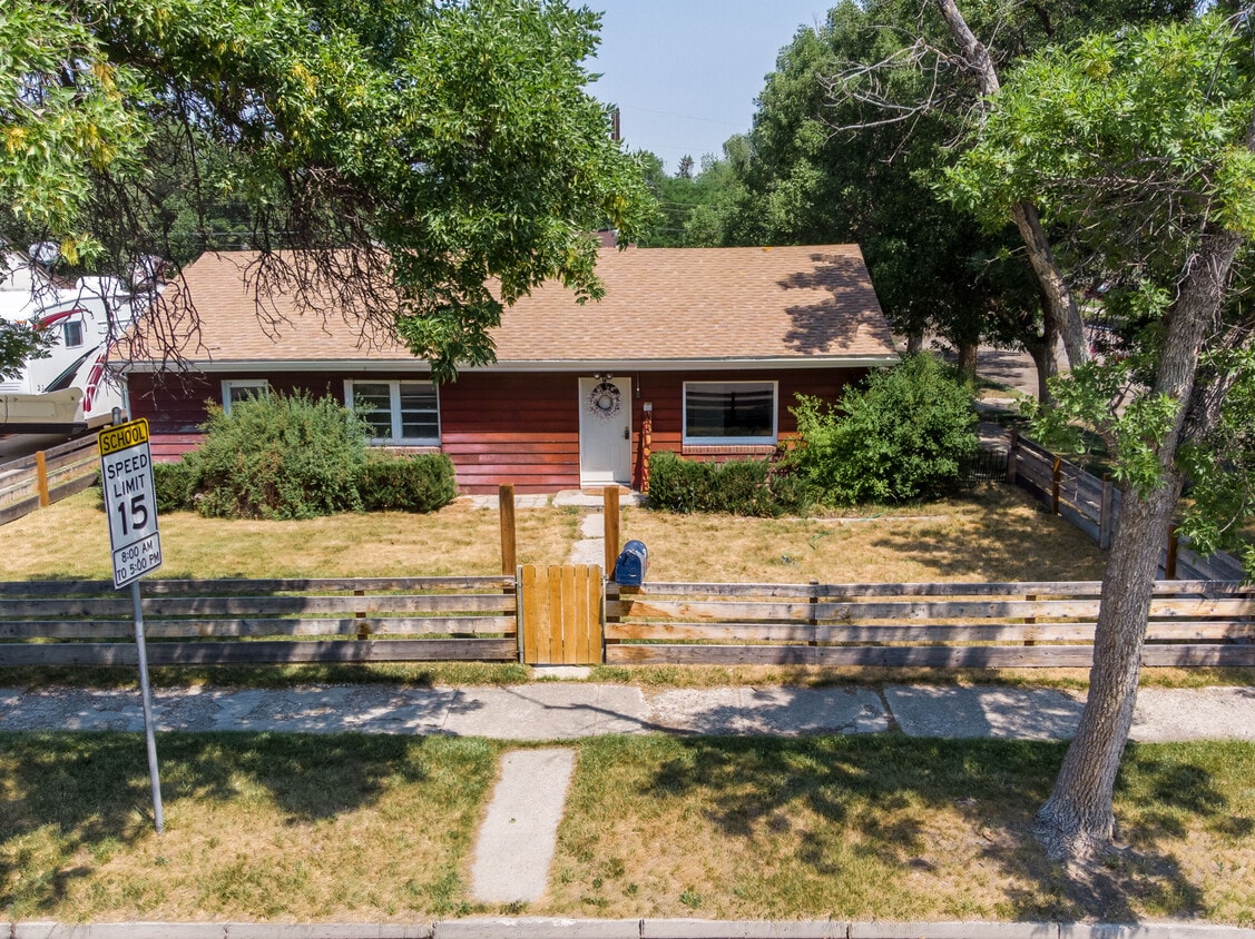 Front - 519 E 6th St