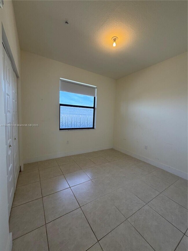 Foto del edificio - 7915 NW 104th Ave