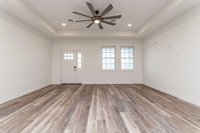 Building Photo - Open floor plan