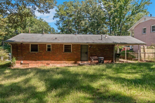 Foto del edificio - Don’t Miss Out! Look, Lease, and Live Spec...