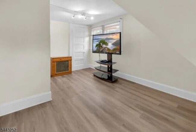 Building Photo - 558 Argyle Ave