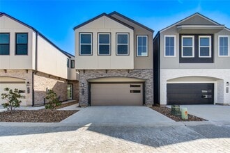 Building Photo - 2919 El Fenice Ln