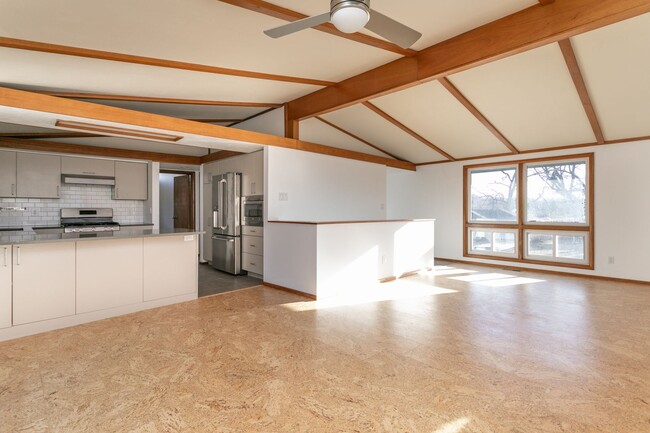 Building Photo - Cute Mid Century Modern Home in Central Co...