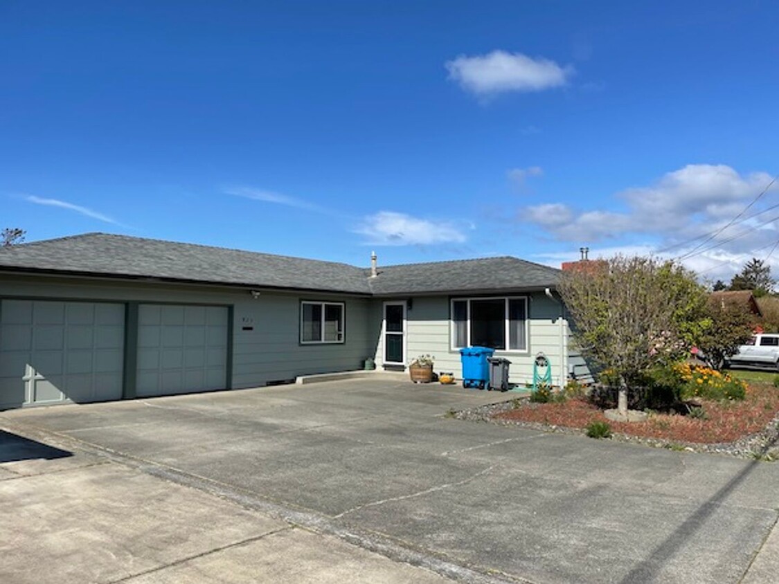 Primary Photo - Spacious 3-Bedroom House in Eureka