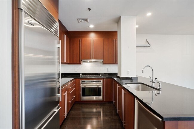 Building Photo - 2420 Beacon St