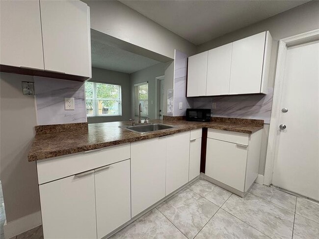 Foto del edificio - 6712 NW 60th St