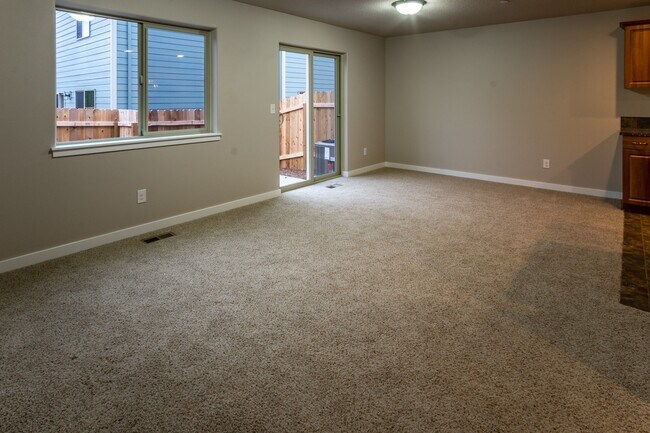Building Photo - LIKE NEW TOWNHOME WITH A/C FOR LEASE - 591...