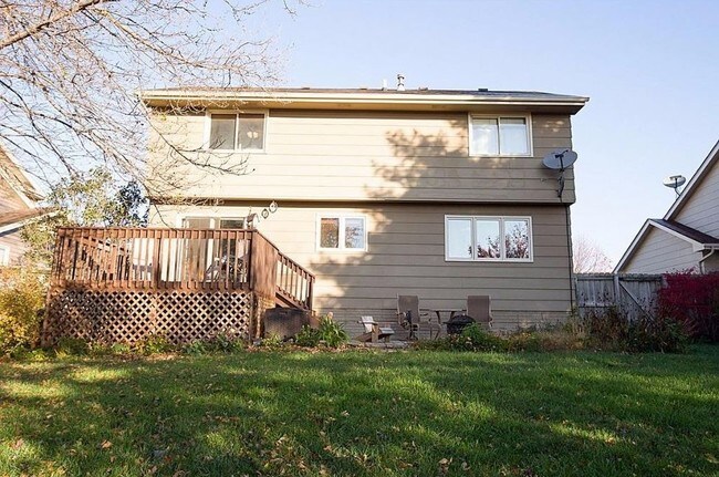 Building Photo - Beautful Home With Fenced in Back Yard