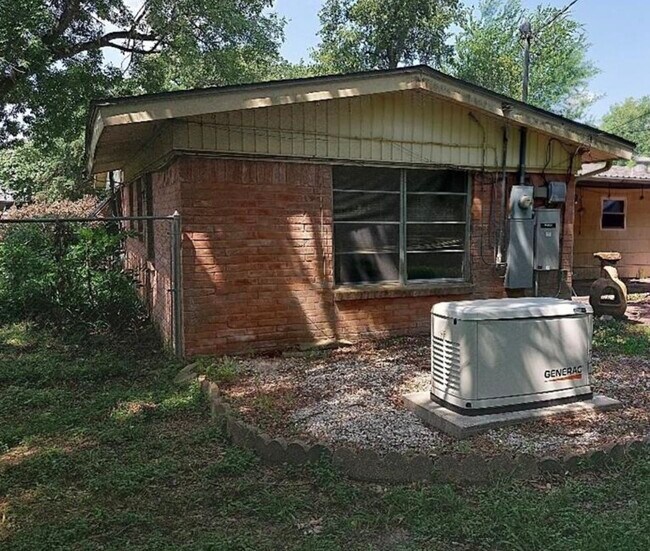 Foto del edificio - 405 Azalea Dr