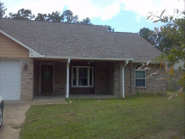 Building Photo - Ocean Springs 3 Bedroom 2 Bath is Great Lo...