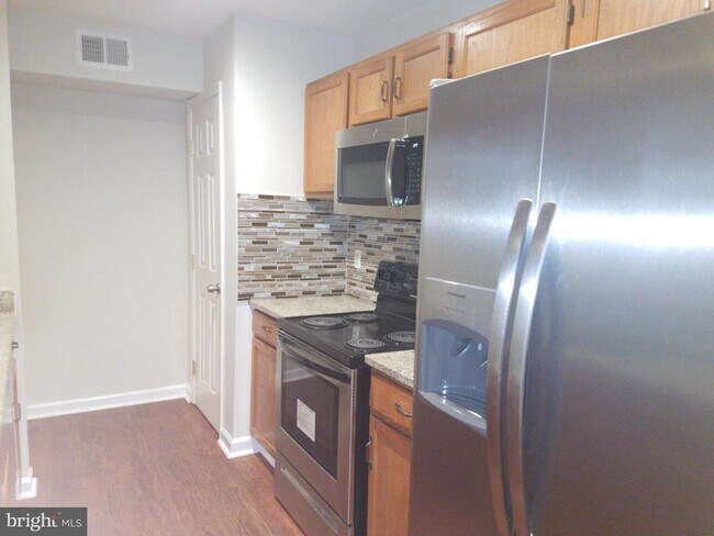 Foto del edificio - 9812 Lake Point Ct