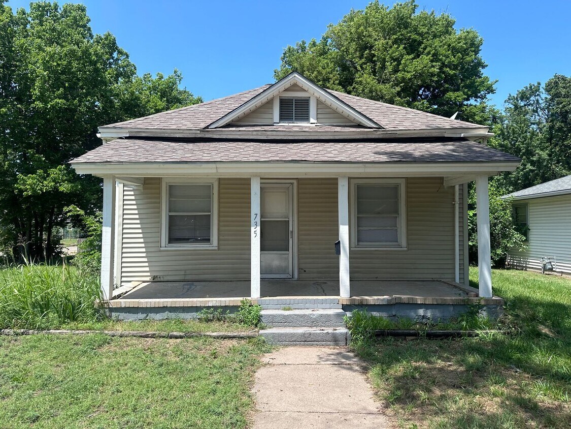 Foto principal - $895 - 3 bedroom/ 1 bathroom -Single famil...