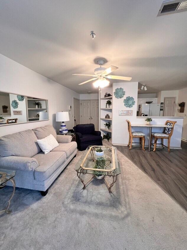 Foto principal - 711 Rivertree Ln