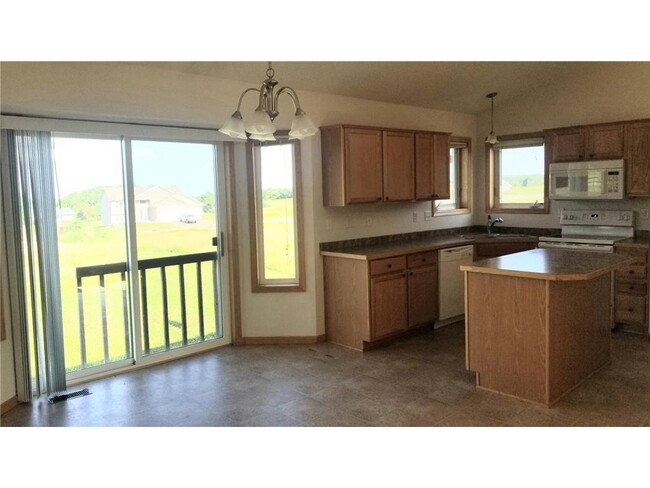 Building Photo - 470 Highland Dr