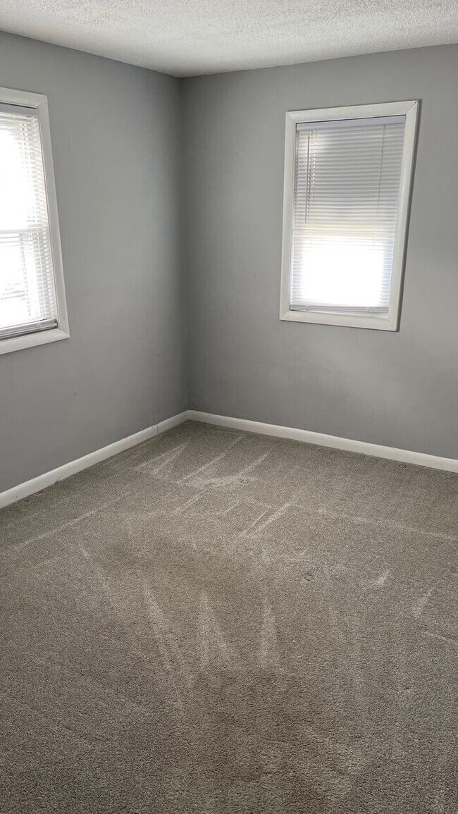 Building Photo - 2 Bedroom Single Family Home