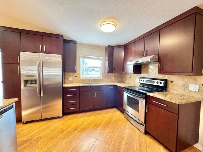 Foto del edificio - ** CENTRAL NAPLES ** 3 BED + DEN / 2 BATH ...