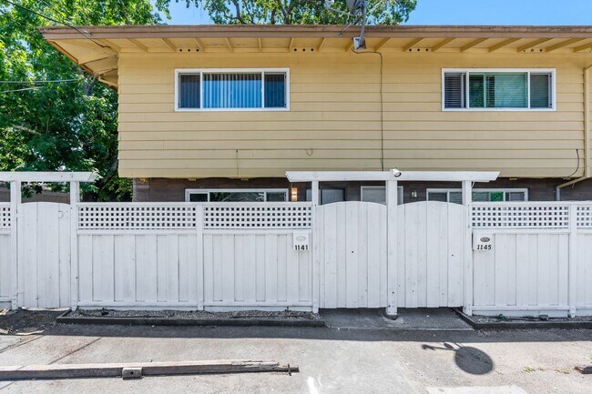 Building Photo - 1141-1161 Oak Avenue