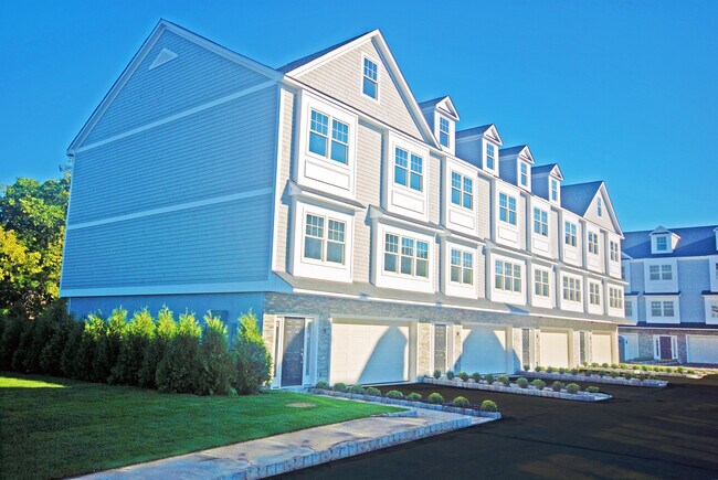 Building Photo - 2 The Pointe