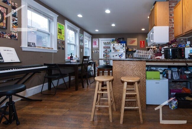 Building Photo - Huge 4 bed duplex near the Green Line and BU!
