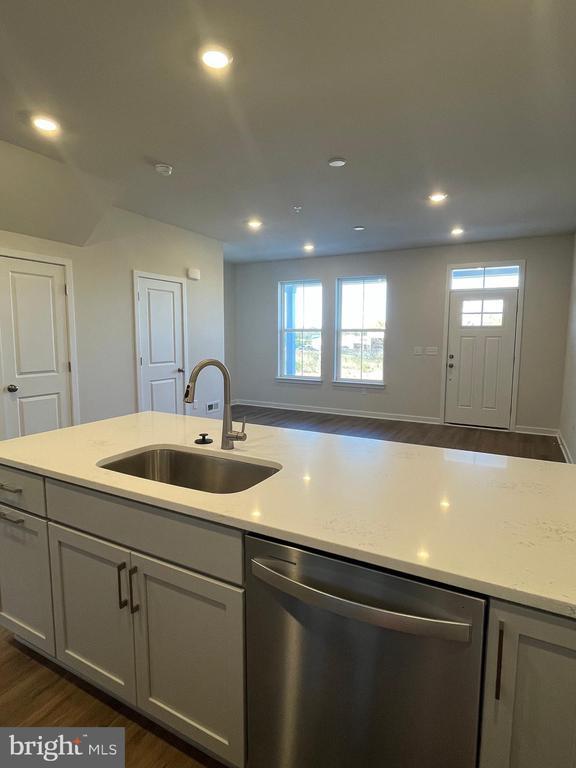 Foto del edificio - 741 Platinum Dr