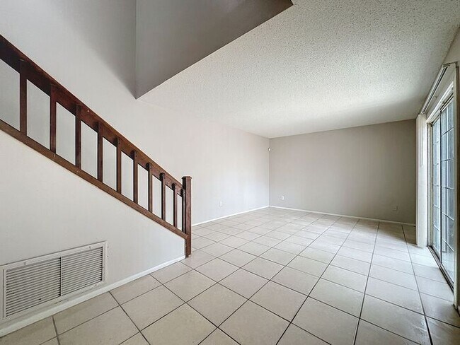 Foto del edificio - Carmel Oaks Townhome style Condo in Orlando