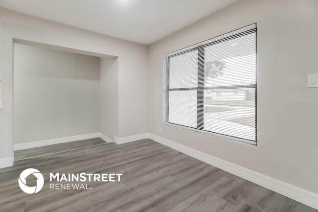 Building Photo - 6808 Ravenna Ave
