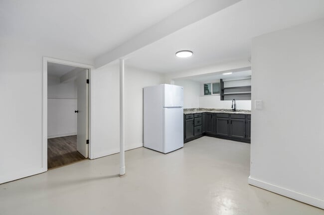 Building Photo - 128 E 10th Ave