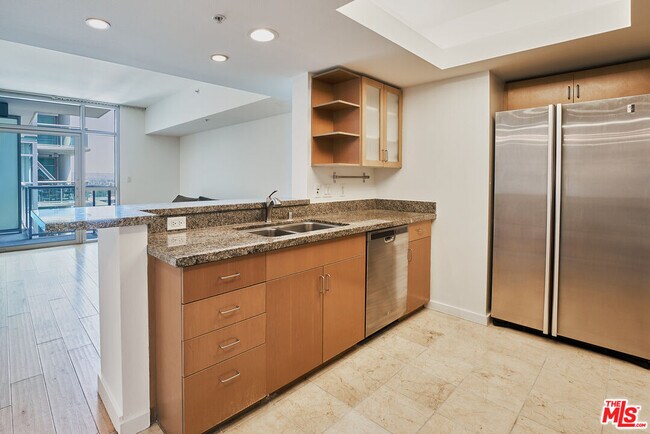 Building Photo - 13700 Marina Pointe Dr