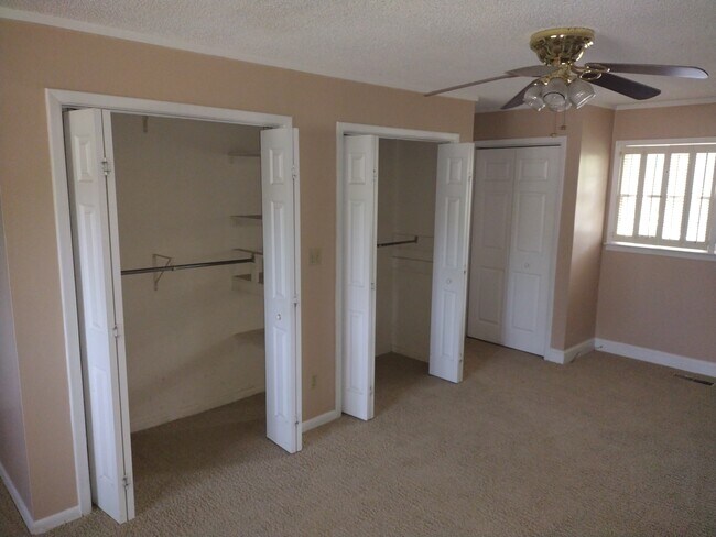 Armarios del dormitorio principal oeste - 107 Via Eldorado Dr