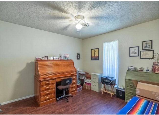 Foto del edificio - 3133 Button Willow Ave