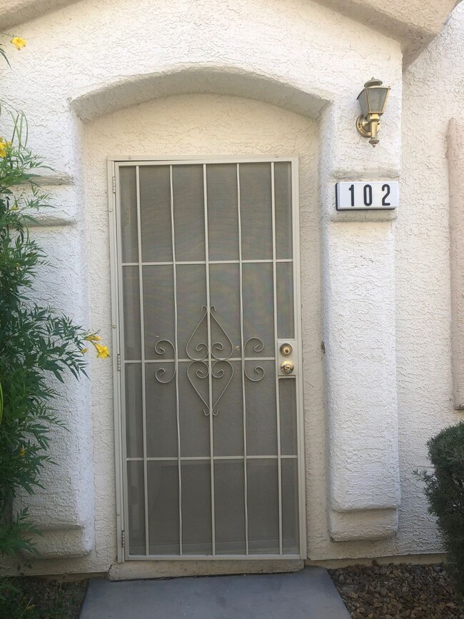 Building Photo - 2 Bedroom Townhome