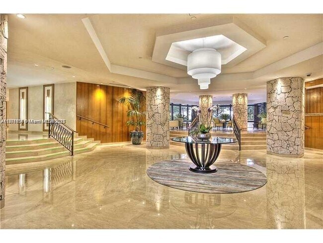 Foto del edificio - 1121 Crandon Blvd