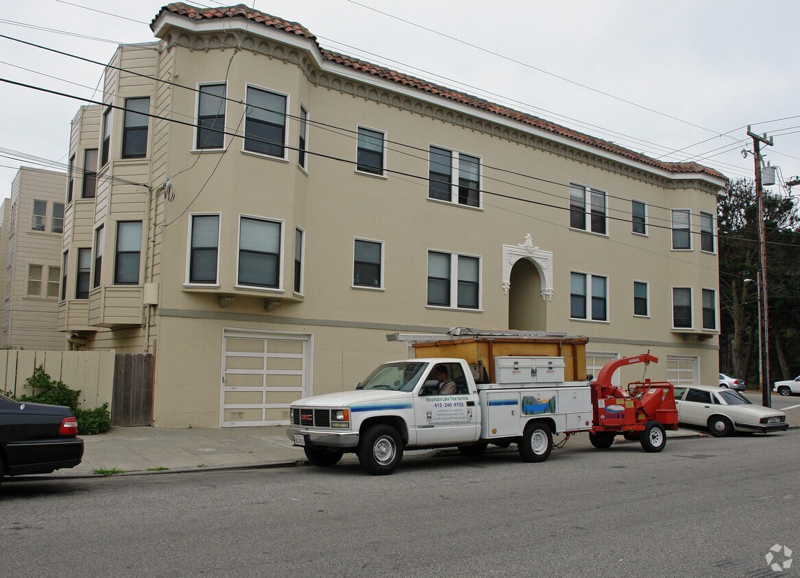 Building Photo - 890 38th Ave