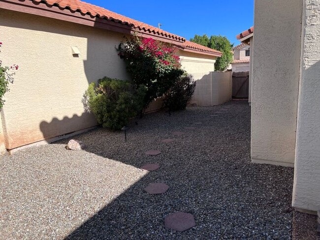 Building Photo - Adorable light and bright! 3Bedroom/2Bath ...