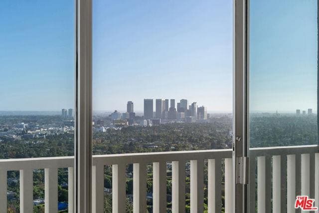 Foto del edificio - 9255 Doheny Rd