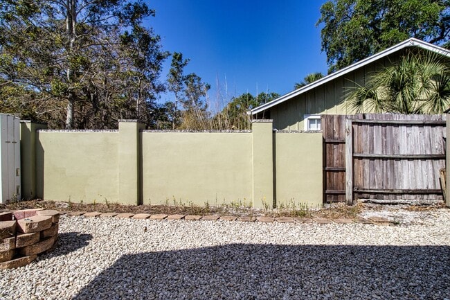 Building Photo - Indian Beach Park Duplex - walk to Ringling College!!