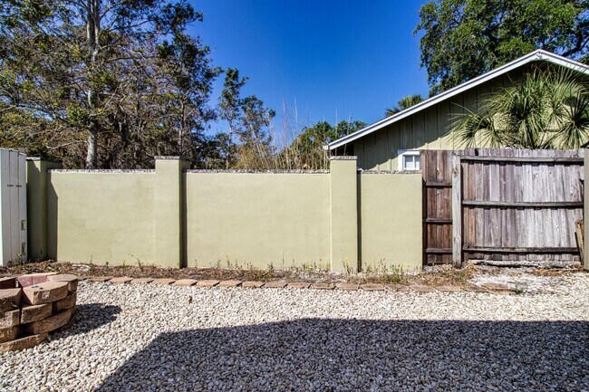 Foto del edificio - Indian Beach Park Duplex - walk to Ringling College!!