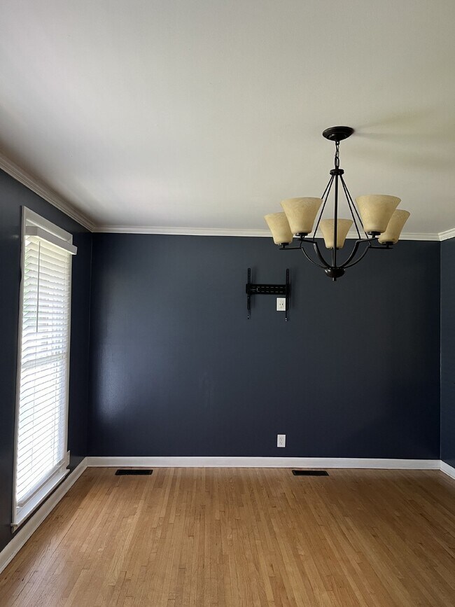 Building Photo - "Charming 3-Bed Home at 2024 Forrest Green...