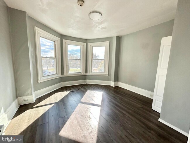 Foto del edificio - 5151 Brown St