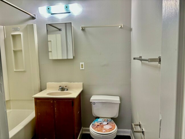 Building Photo - 3124 Vermont Ave