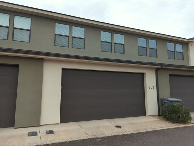 Building Photo - Gorgeous 3 Bedroom 2 Bathroom Townhouse